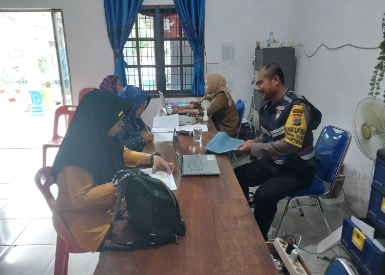 Aiptu Ilham Pardede DDS ke Desa Perumnas Simalingkar untuk berinteraksi dengan warga dan Pemerintahan Desa Perumnas Simalingkar menjaga Kamtibmas Di Desa Binaan