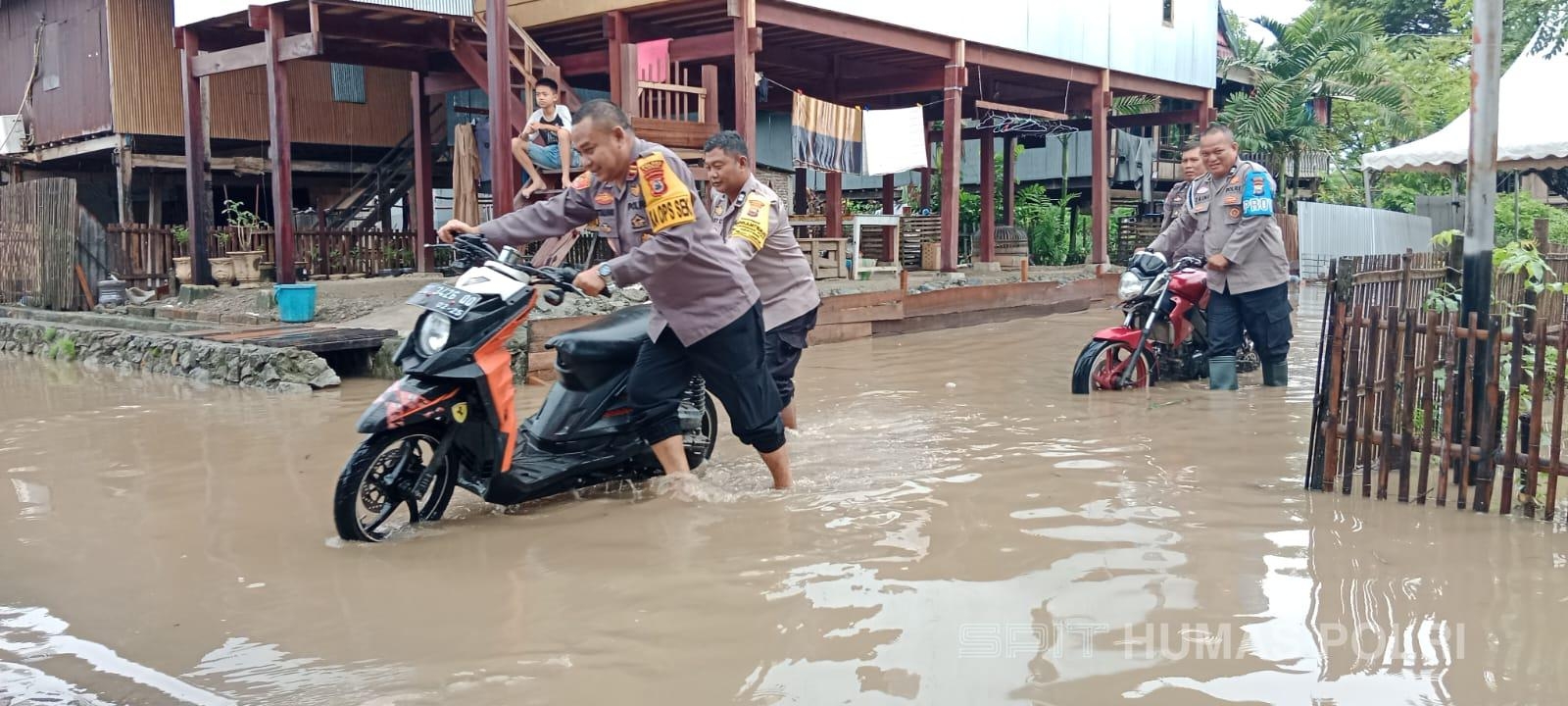 Banjir Melanda Kelurahan Arateng, Kapolsek Tellu Limpoe dan Anggota Terjun Langsung Bantu Warga