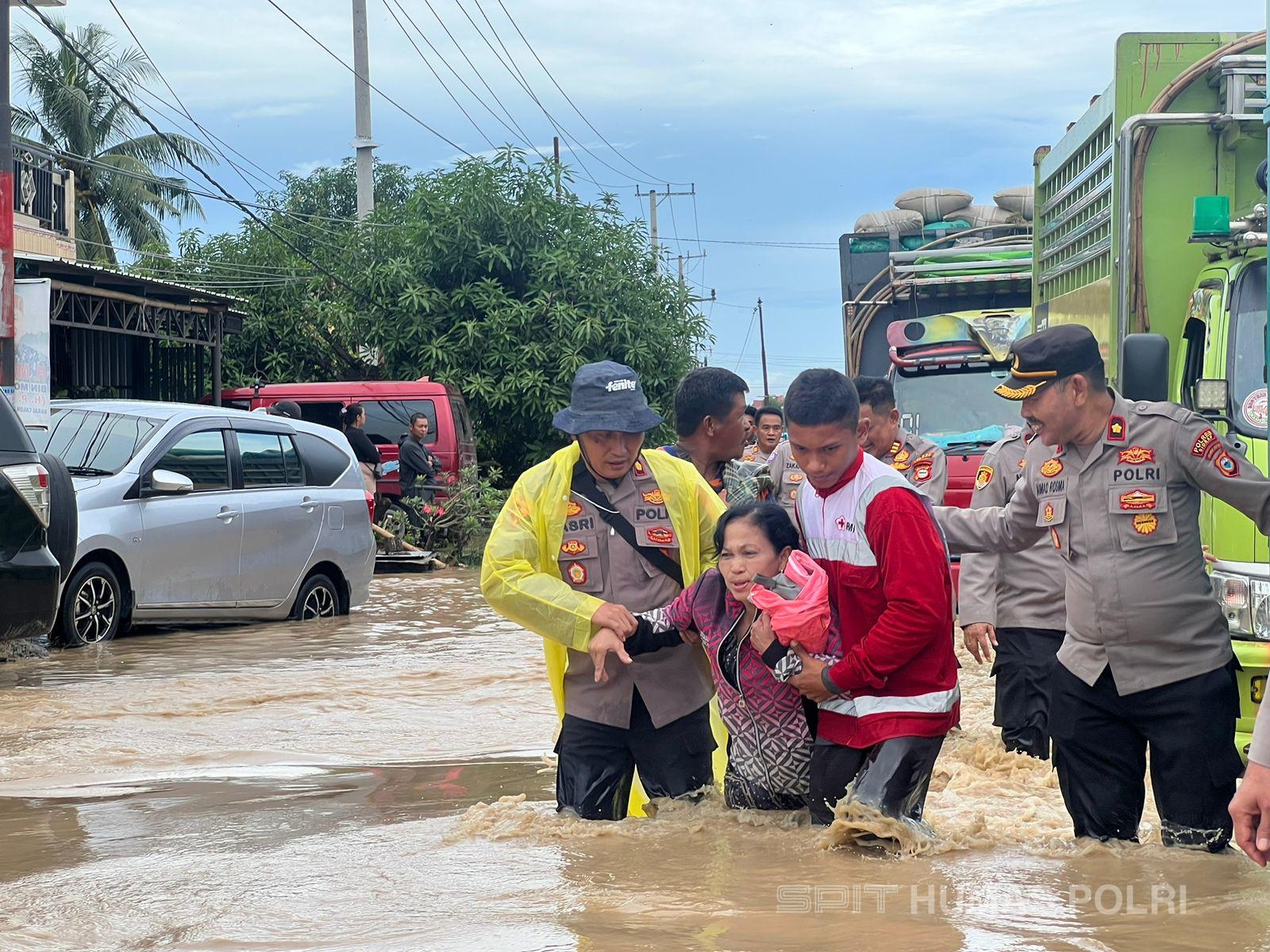 Cegah Adanya Korban Jiwa dan Laka Lantas, Kapolres Sidrap bersama PMI Hadir di Lokasi Banjir di Dua Pitue