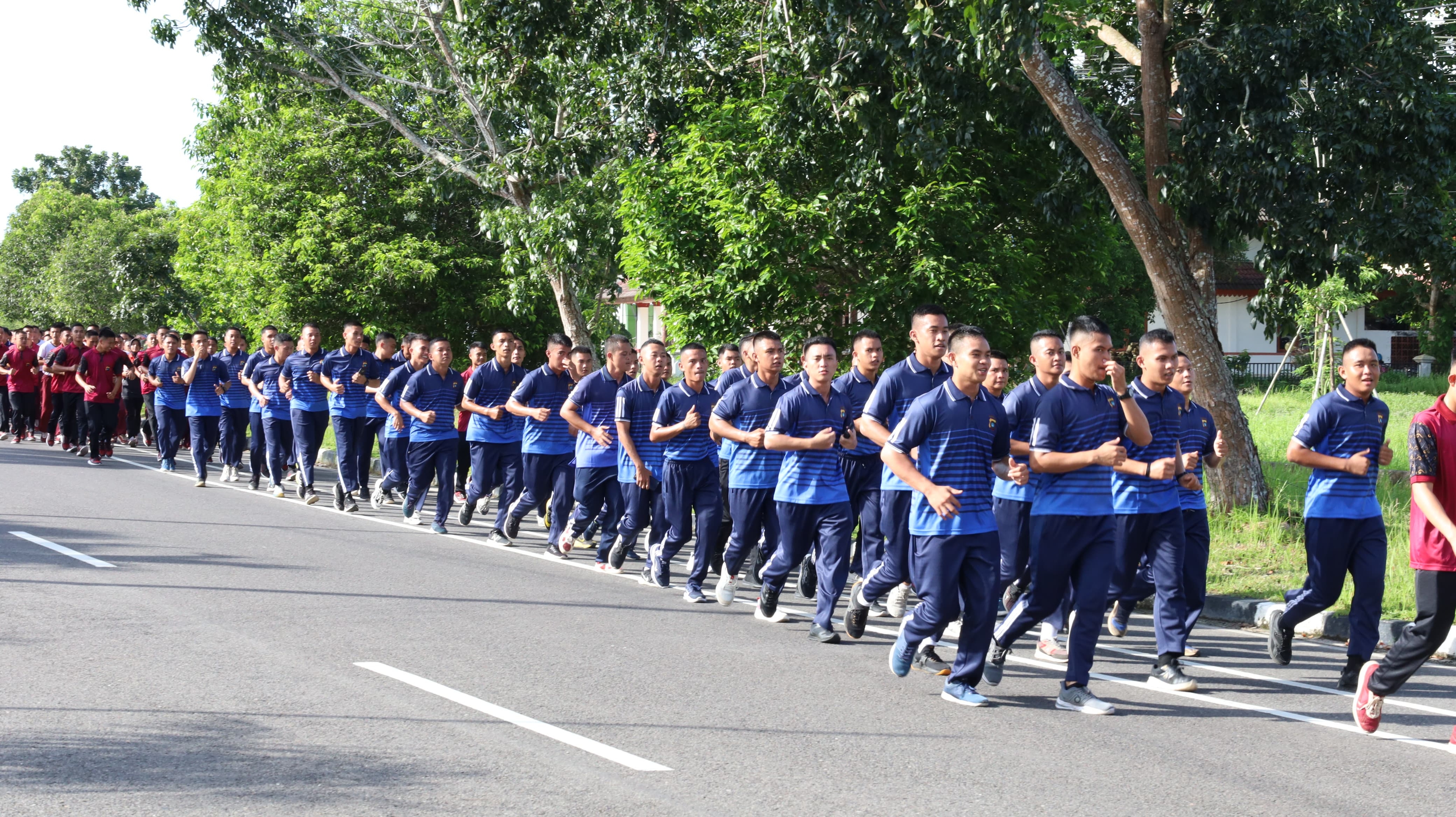 Kapolda Bersama Personel Laksanakan Olahraga Jalan Sehat Dengan Jarak Tempuh 4 KM
