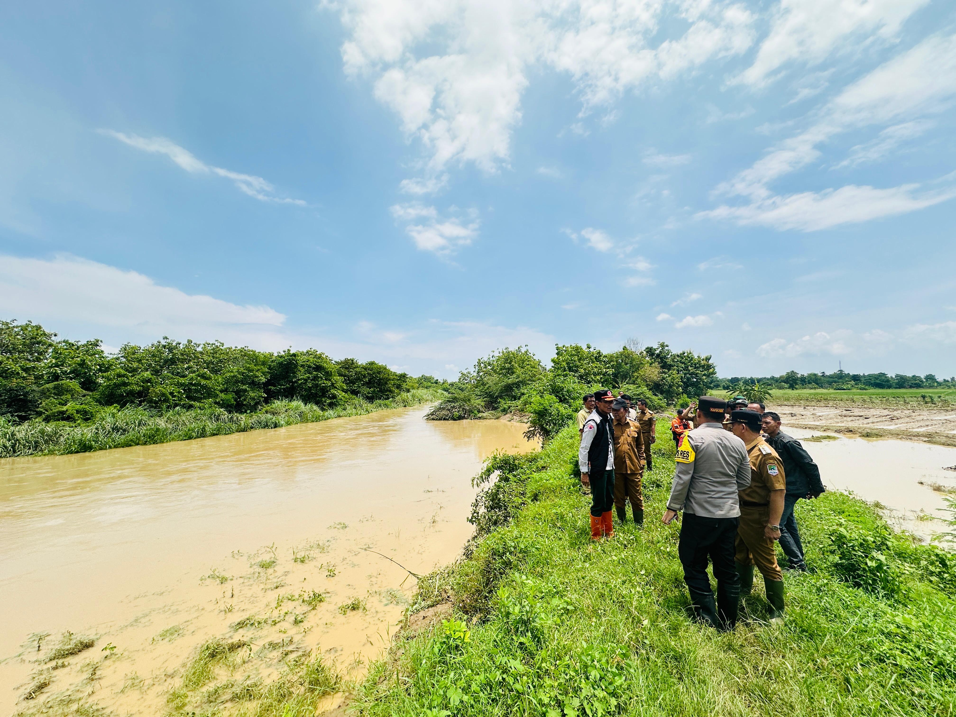 Kapolres Majalengka dan Forkofimda Melaksanakan Pengecekan Area Banjir di Desa Pakubeureum