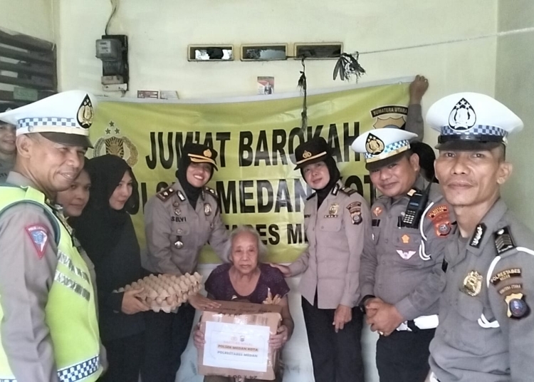 Pers Polsek Medan Kota melaksanakan Bansos di Jl. Pelajar