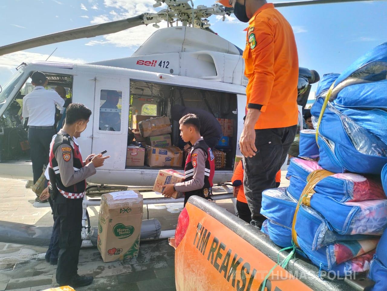 Personel Evakuasi Warga Kecamatan Latimojong Luwu dengan Helikopter