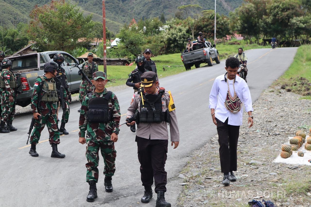 Ciptakan Kondusifitas, Personel TNI-Polri di Puncak Jaya Gelar Patroli