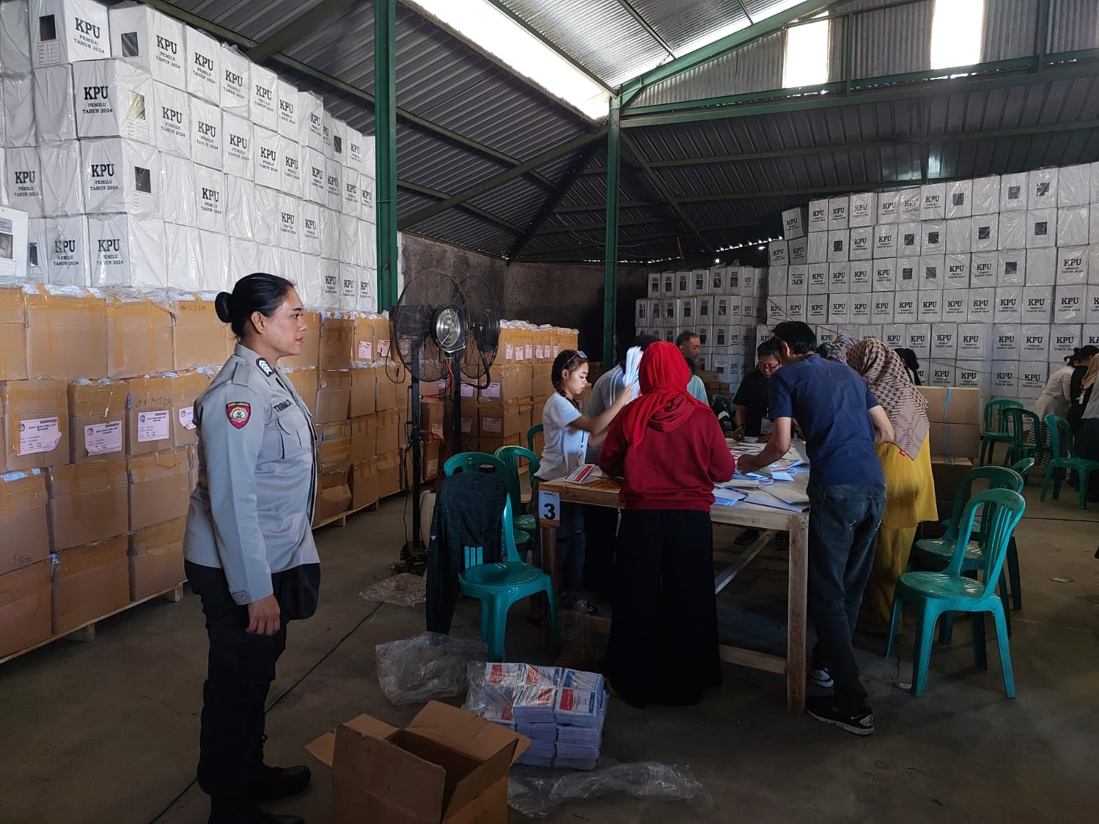 Petugas Gabungan Satgas OMB Sukabumi Amankan Pelipatan Surat Suara Pemilu 2024