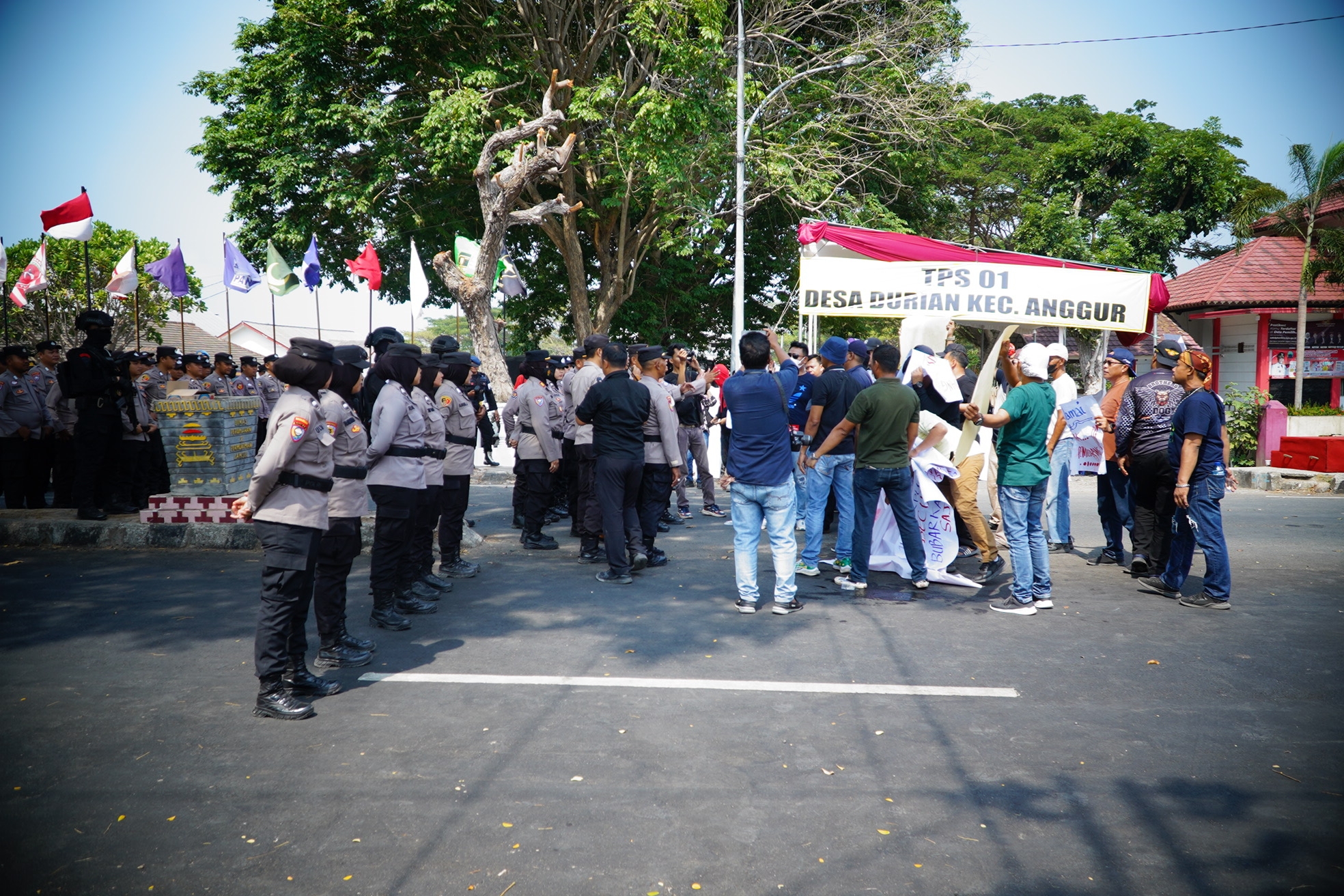 Polisi Berhasil Amankan Perusuh Dalam Simulasi Sispamkota di Depan Kantor KPUD Lampung Selatan