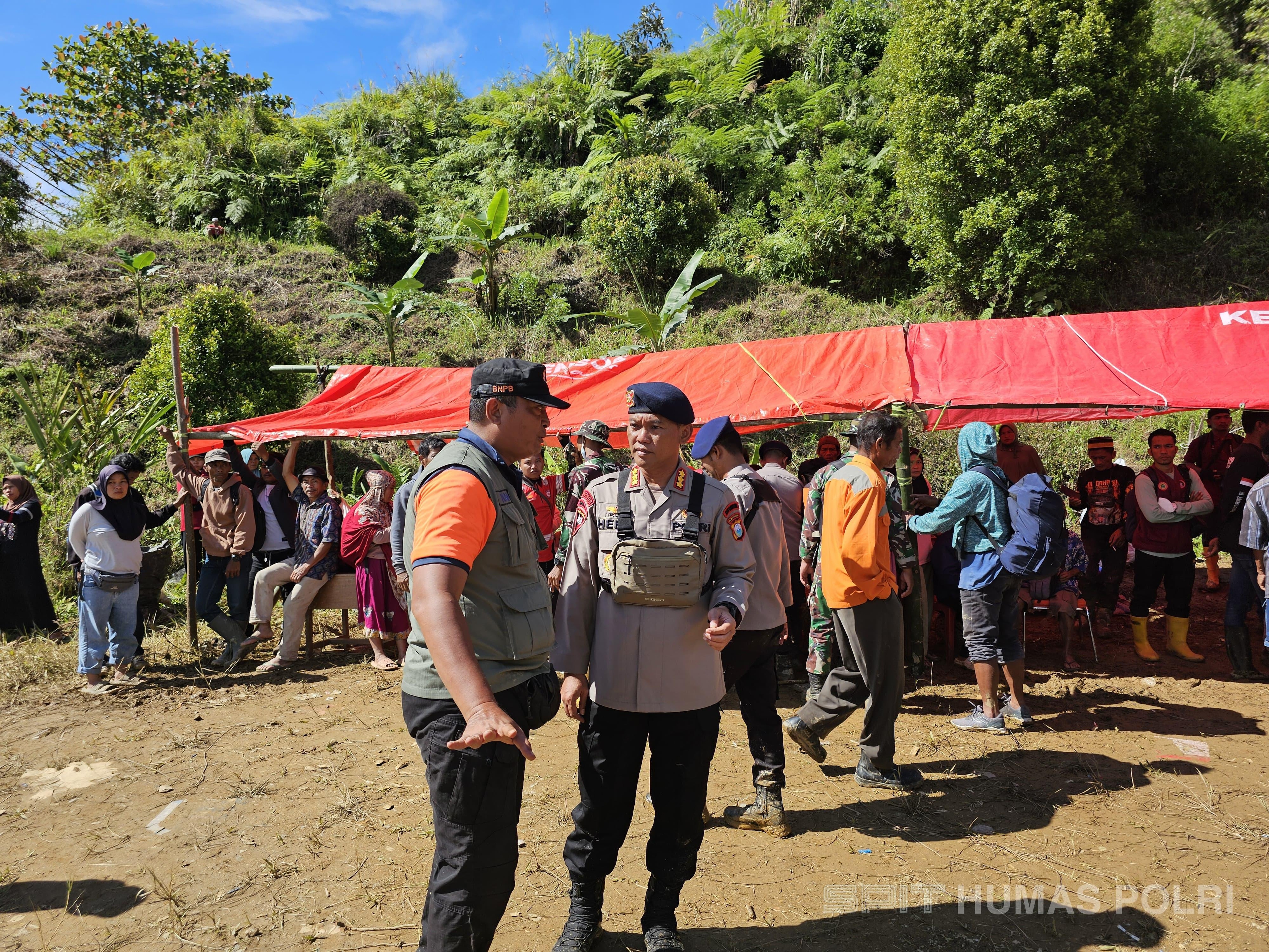 Polri-TNI Evakuasi Warga Stroke di Wilayah Terisolasi Luwu