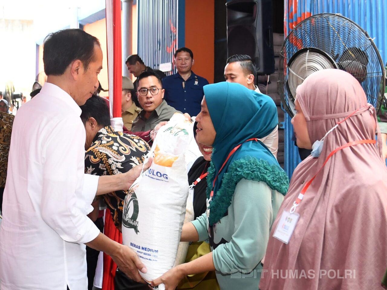 Presiden Jokowi Tinjau Persediaan Beras dan Serahkan Bantuan Pangan di Palembang