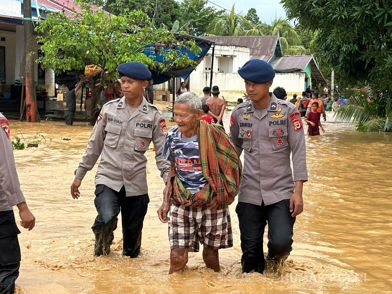 Quick Respons Sar Satbrimob Polda Sulsel Dalam Bencana Banjir di Luwu