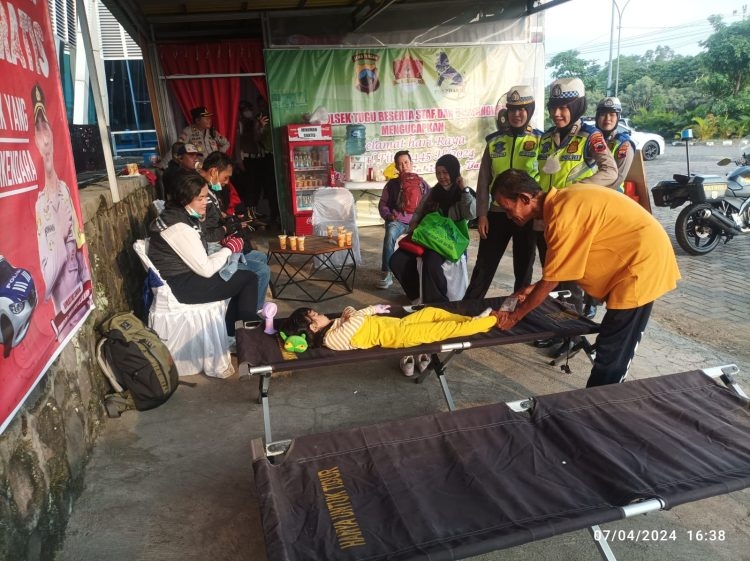 Satlantas Polrestabes Semarang Membuka Boot Pijat Gratis di Resarea Terminal Mangkang