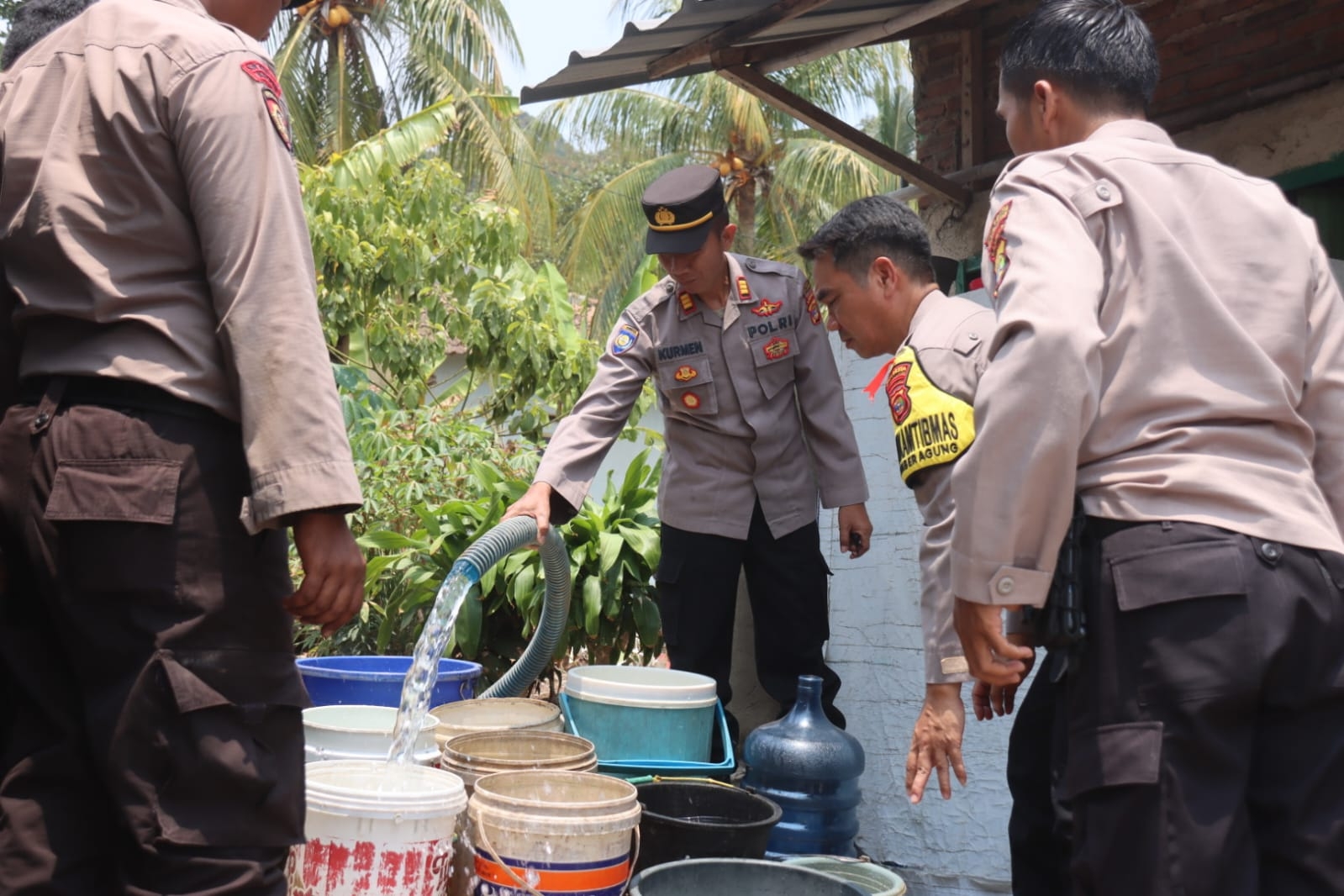 Setelah Kampung Way Laga, Polresta Bandar Lampung Kembali Distribusikan Air Bersih Ke Warga Sumber Agung