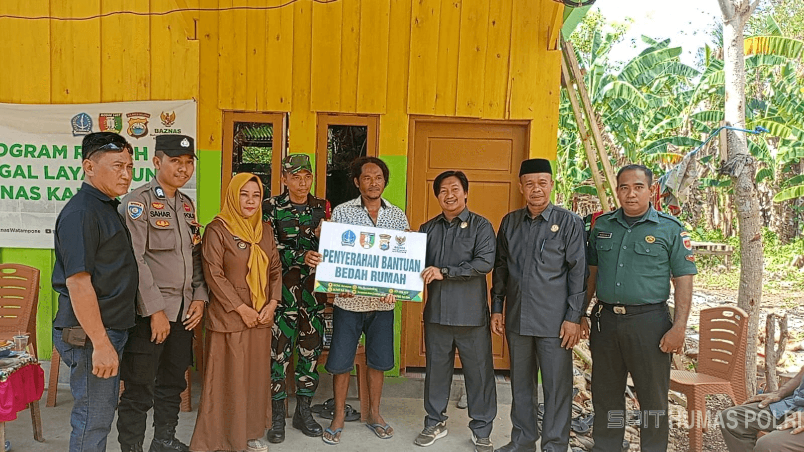 Sinergitas Bhabinkamtibmas Bersama TNI Dan Kades Serta BAZNAS Dalam Penyerahan Rumah Layak Huni