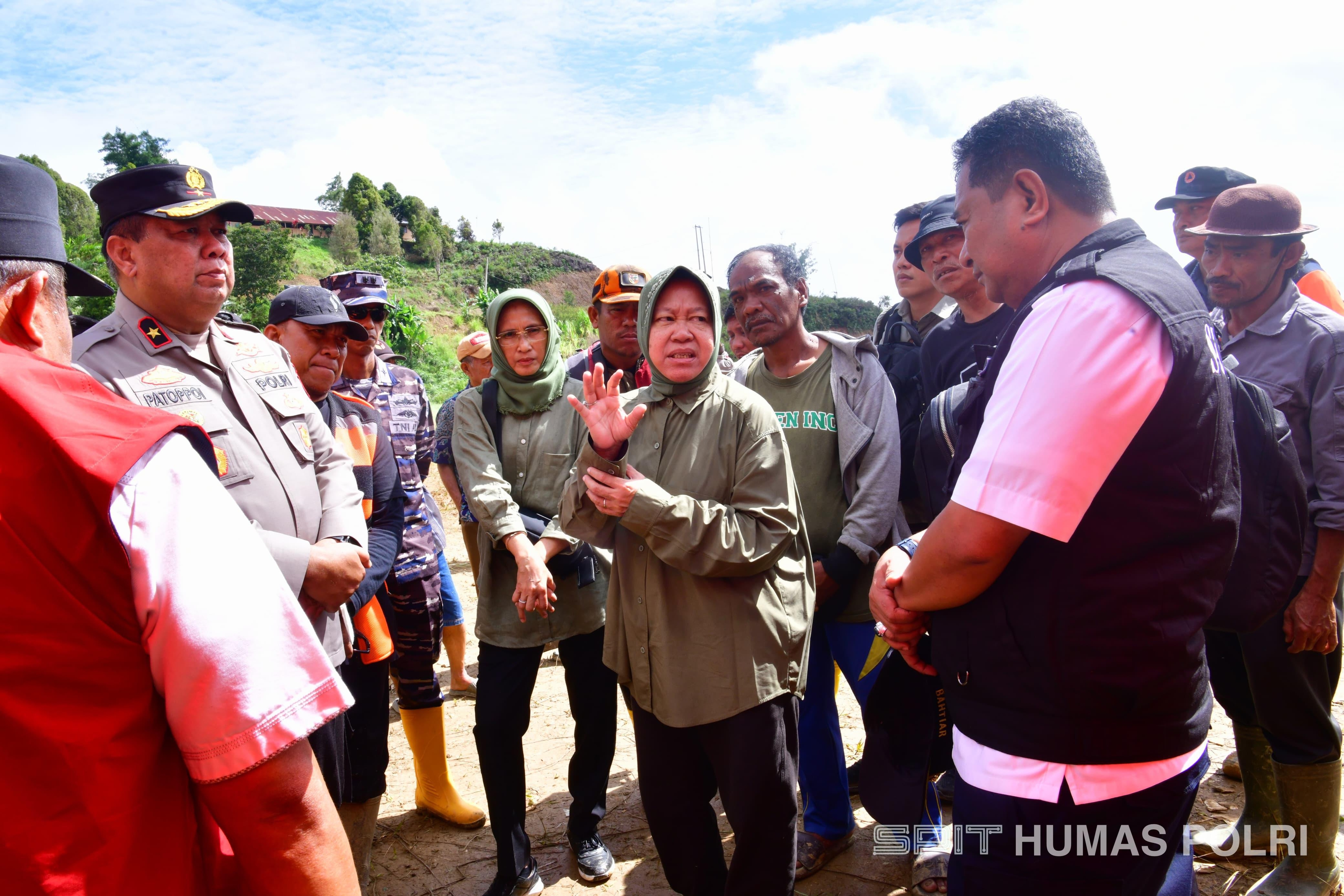 Wakapolda Sulsel Dampingi Mensos Risma Kunjungi Lokasi Bencana di Luwu