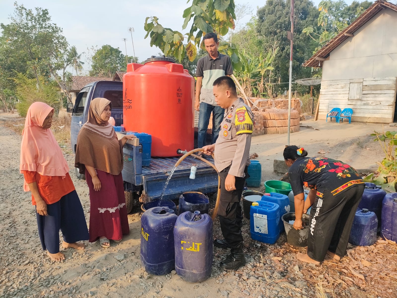 Bhabinkamtibmas Polsek Tulang Bawang Tengah Salurkan Bantuan Air Bersih Untuk Masyarakat