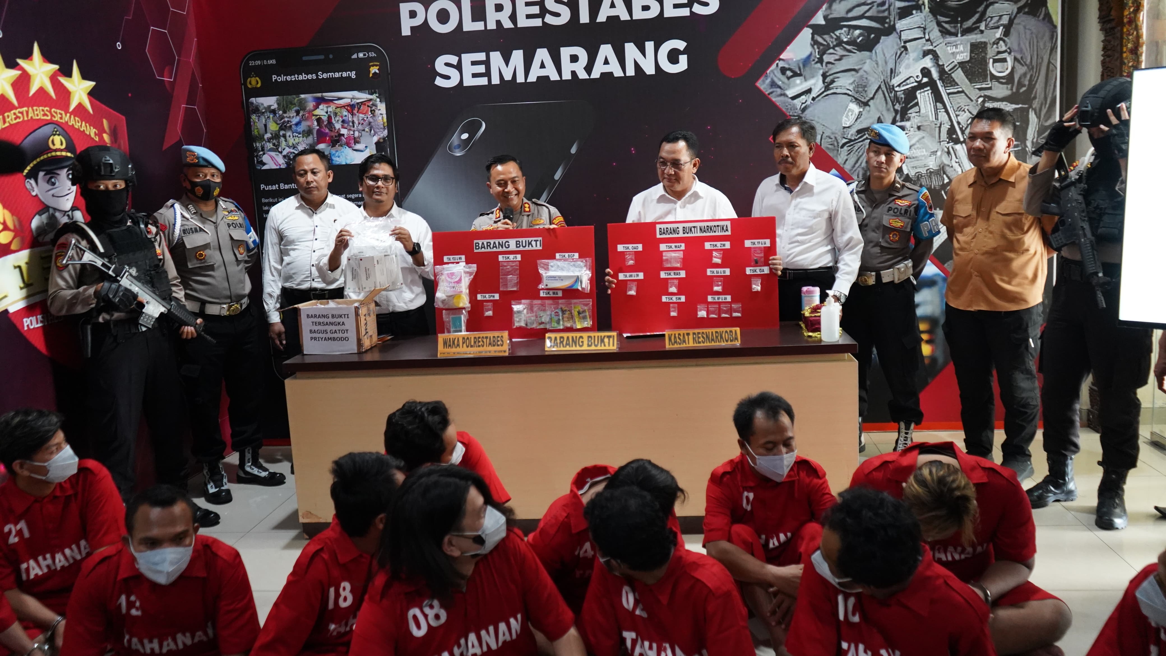 Satresnarkoba Polrestabes Semarang kembali mengungkap kasus narkotika dengan jumlah barang bukti sebanyak sabu 63,85 gram, psikotropika sebanyak 1.993 butir dan obat keras 2500 butir
