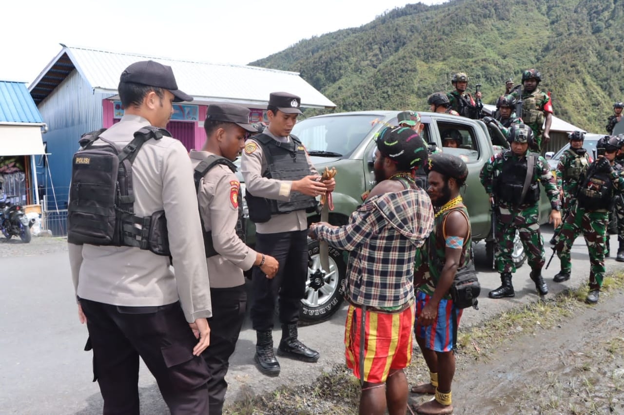 Aparat Gabungan TNI-POLRI di Kab. Puncak Jaya Terus Intensifkan Giat Patroli dan Razia Sajam serta Alat Perang