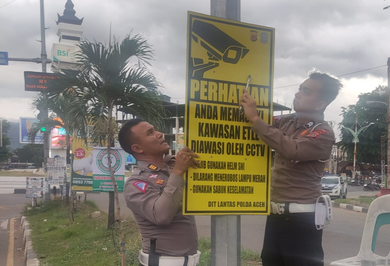 Ditlantas Polda Aceh Pasang Papan Rambu Peringatan ETLE di Sejumlah _Traffic Light_