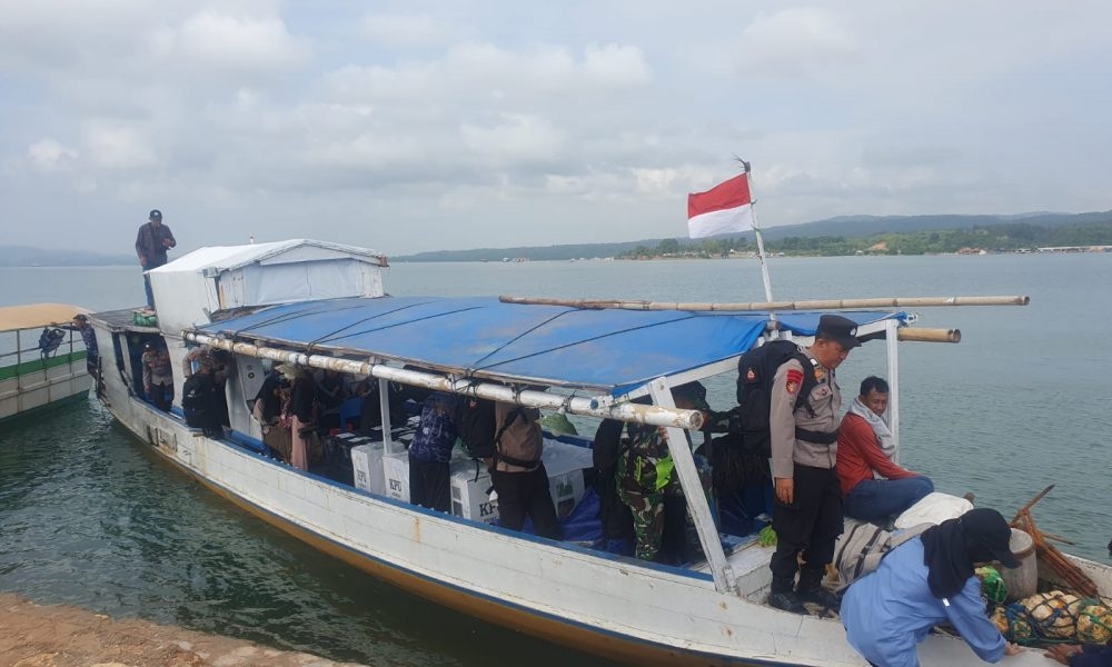 Gunakan Kapal Nelayan, Polsek Soropia Bersama TNI  Kawal Pergeseran Kotak Suara Menuju PPK Soropia