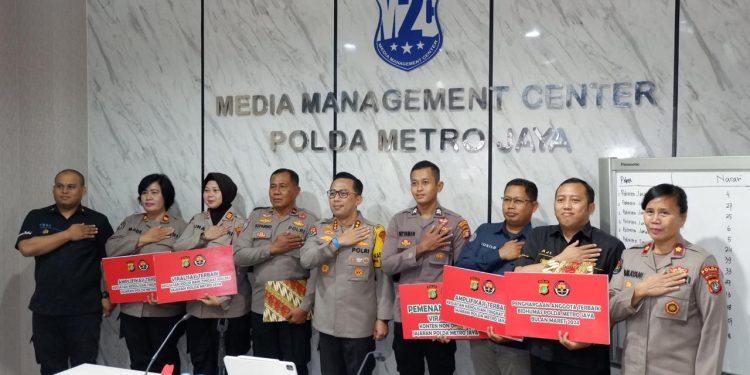 Kabid Humas Polda Metro Jaya Berikan Reward Kepada 6 Personel Berprestasi