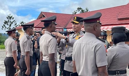 Kapolri Beri Penghargaan Kepada Personel Polda Papua Berprestasi Lumpuhkan KKB Tahun 2023 Lalu