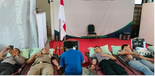 Kapolsek Mampang Bersama Camat Gaungkan Kepedulian Bagi Sesama Dengan Ikut Donor Darah