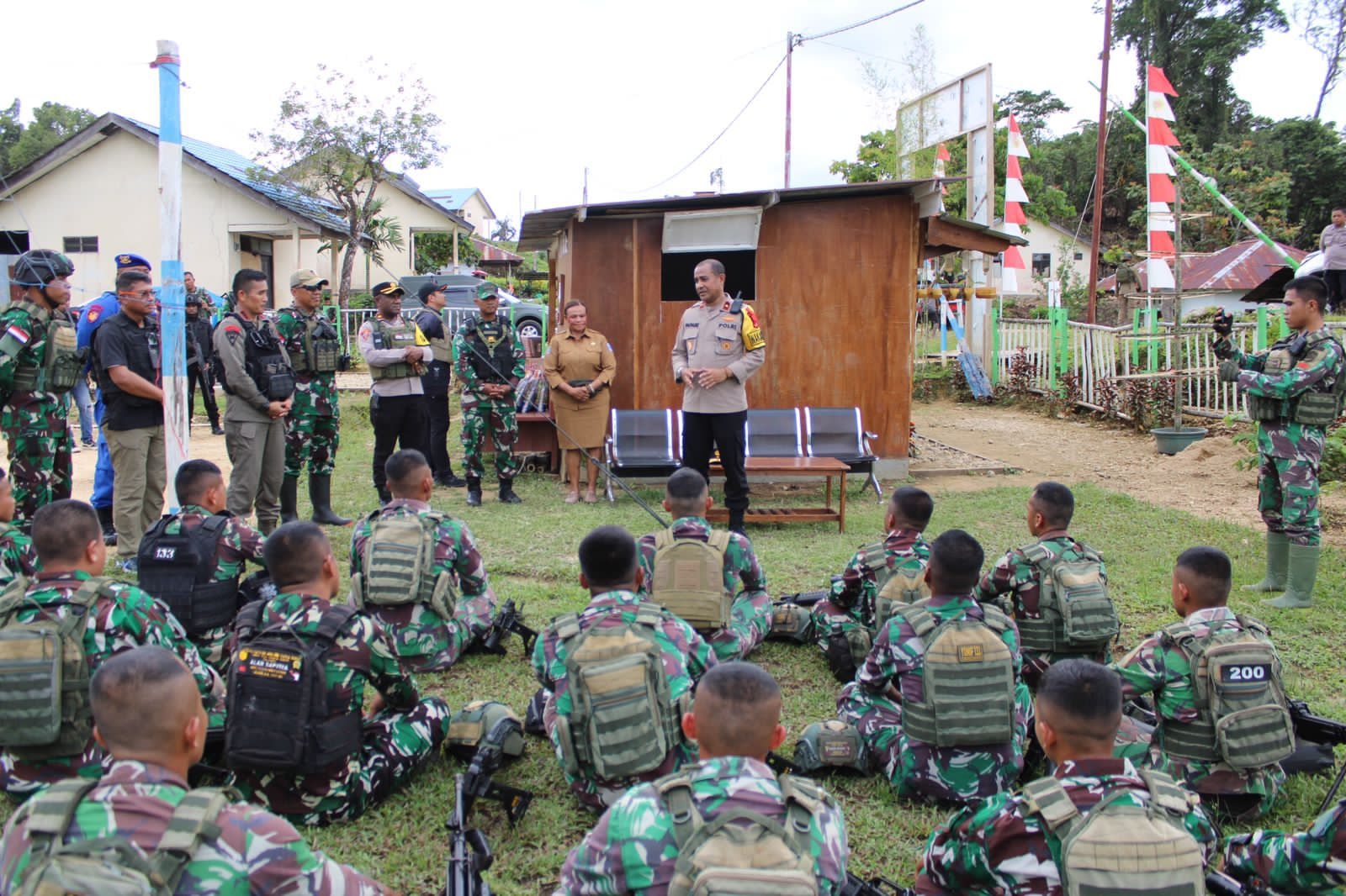 Kunjungan Waka Polda Papua Barat di Pos Brimob Ayata dan Pemberian Bahan Makanan kepada Personil TNI – Polri di Pos Kp. Ayata Kabupaten Maybrat