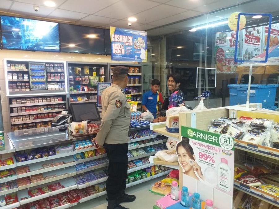 Pantau Minimarket, Petugas Patroli Polsek Sampaikan Himbauan