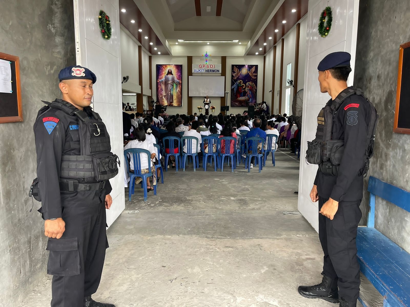 Pastikan Keamanan Dan Kenyamanan Jemaat, Satbrimob Polda Kaltim Gelar Patroli Gereja di Kota Balikpapan