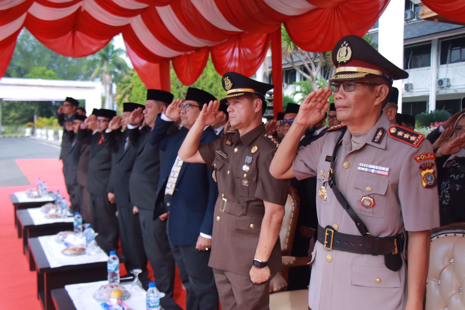 Pj. Sekda Aceh Bersama Dirbinmas Polda Aceh Hadiri Peringatan Hardiknas Di Kantor Gubernur Aceh