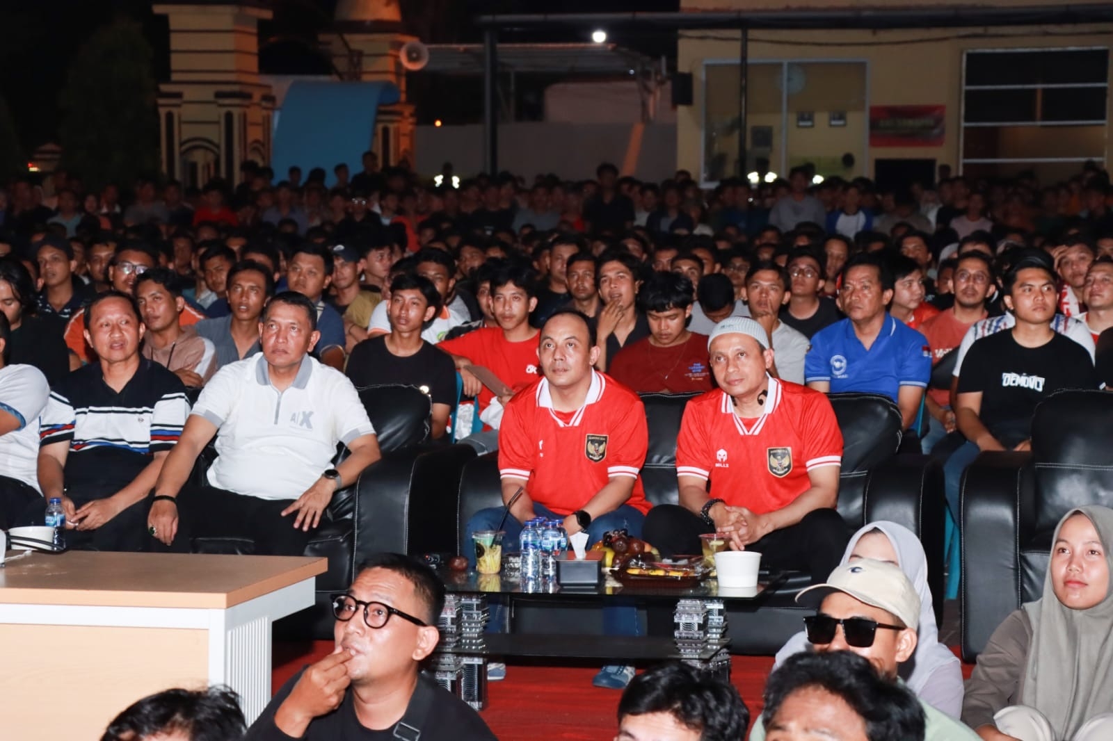 Polisi Bersama Masyarakat Di Aceh Nobar Semifinal Piala Asia U-23