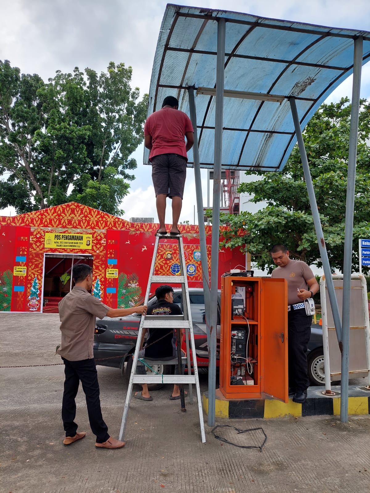 Polres Oku Lakukan Pemasangan CCTV di Pos Pengamanan City Mall Baturaja: Antisipasi Lancarnya Arus Lalu Lintas saat Libur Natal dan Tahun Baru