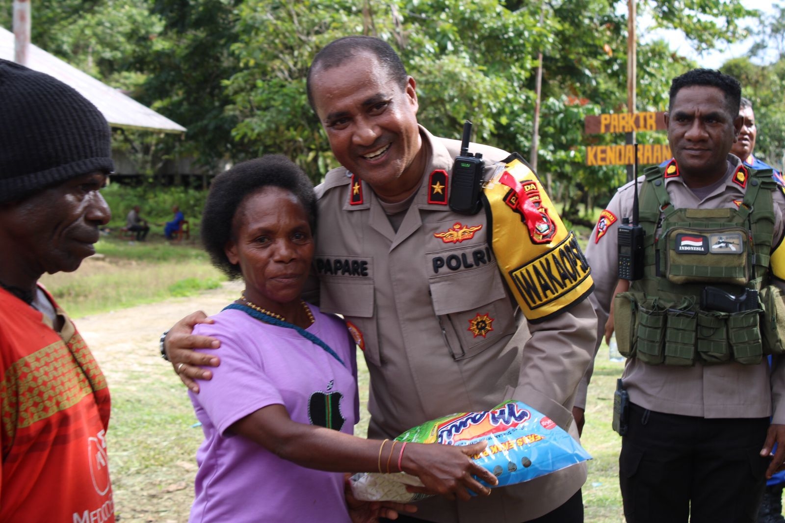 Waka Polda Papua Barat Bersama Pemda Maybrat salurkan bahan makanan kepada masyarakat di Kampung Ayata, Distrik Aifat Timur Tengah